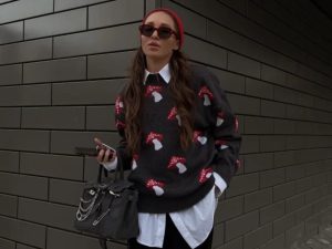 Свитер с грибами черный